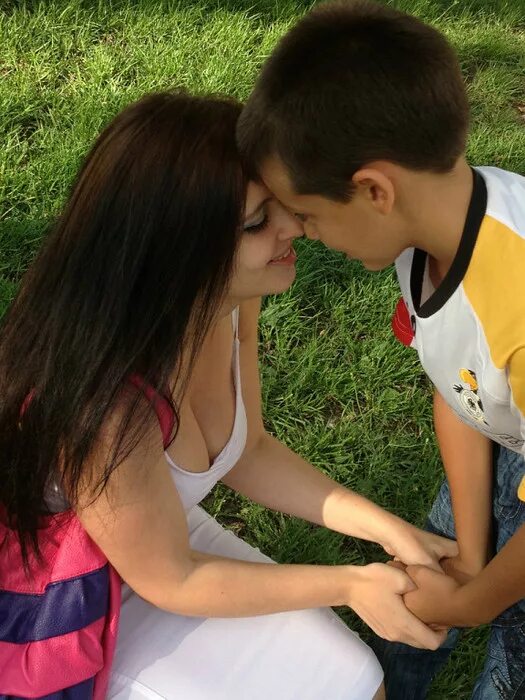 Избили свою одноклассницу. Трогать 15 летнюю. Несовершеннолетние занимаются. Девочки подростки занимаются. Даня и кристи.