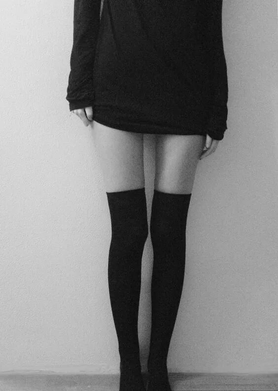 Thigh gap. Худые ноги. Худые девушки. Девушка в черных гольфах. Худая девушка в черном.