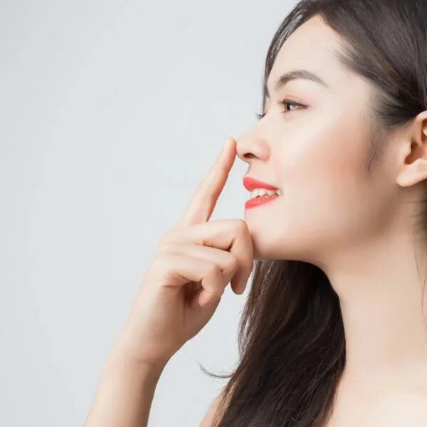 нос. девушка прикрывает нос. девушка недовольная своей внешностью. недовольство своей внешностью. красивые девушки с большим носом.