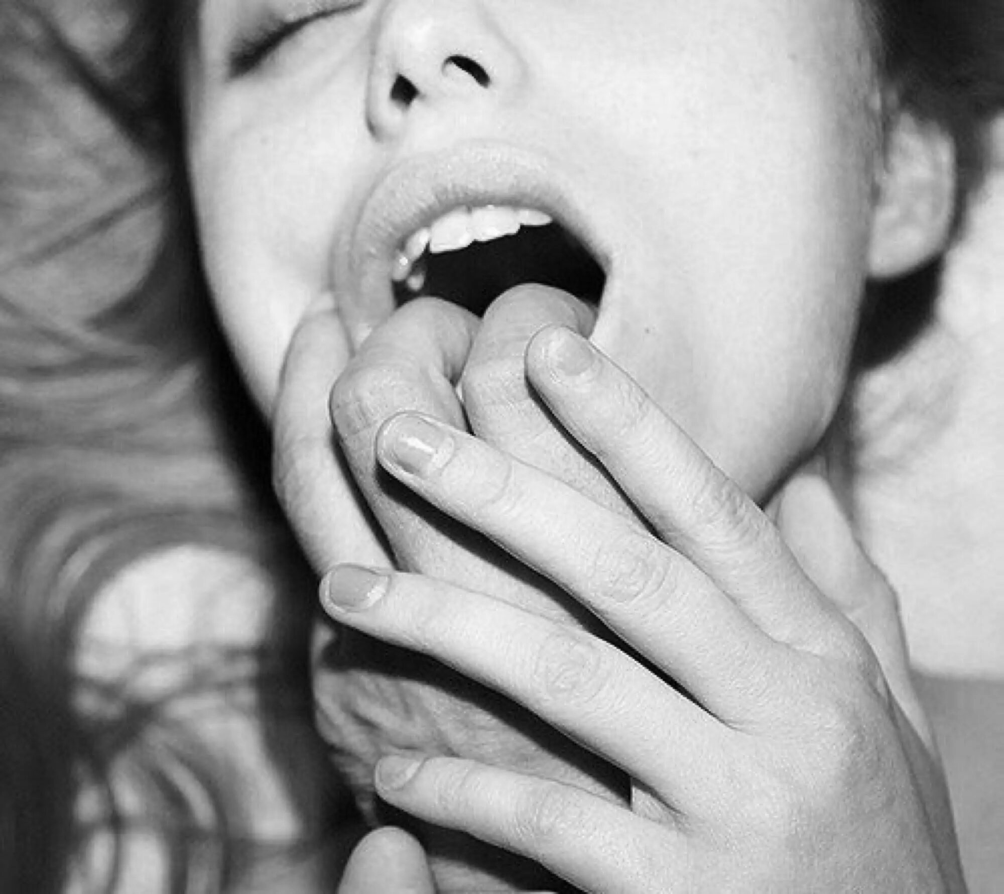 Девушка облизывает руки. Облизывает палец. Палец во рту у девушки. Моника беллуччи страсть. Девушка облизывает руки.