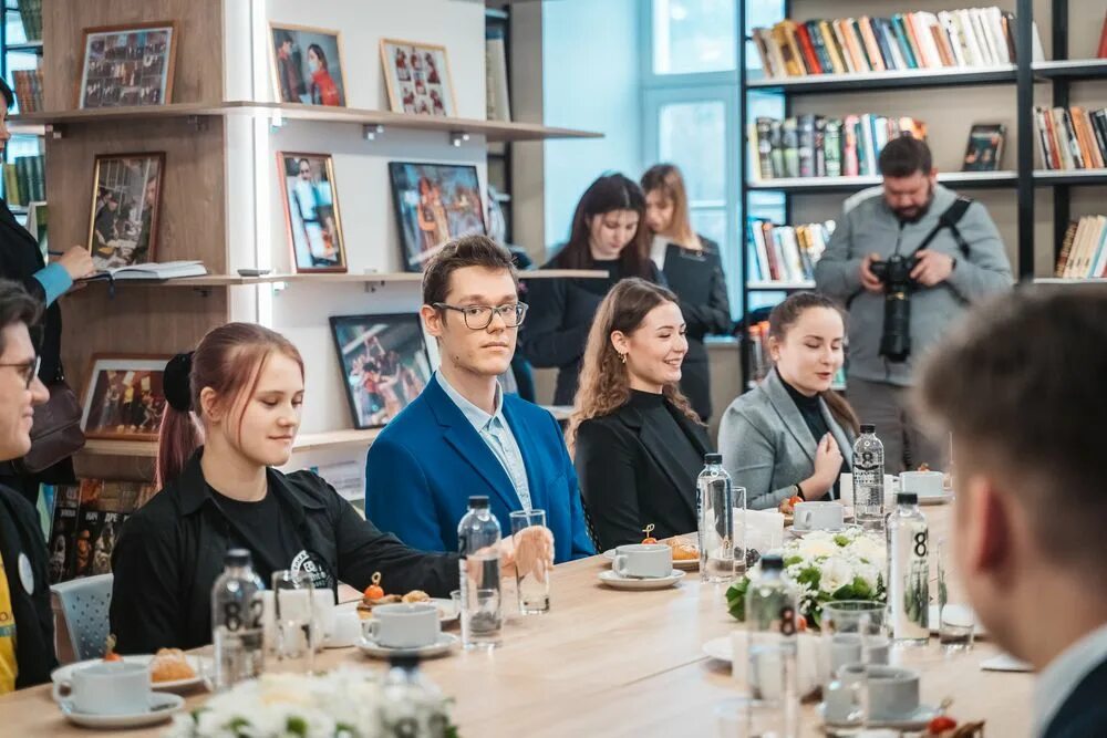 Тооо молодёжные инициативы 2004. Встреча со студентами в калининграде. Комитет по культуре курской области. Студенты. Встреча артамонова со студентами.