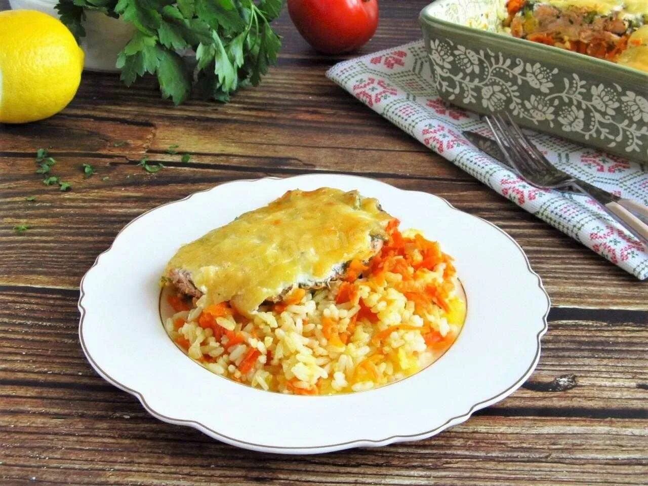 Рыба запеченная с рисом. Горбуша с рисом. Горбуша под овощами с рисом. Горбуша запеченная с рисом и овощами.