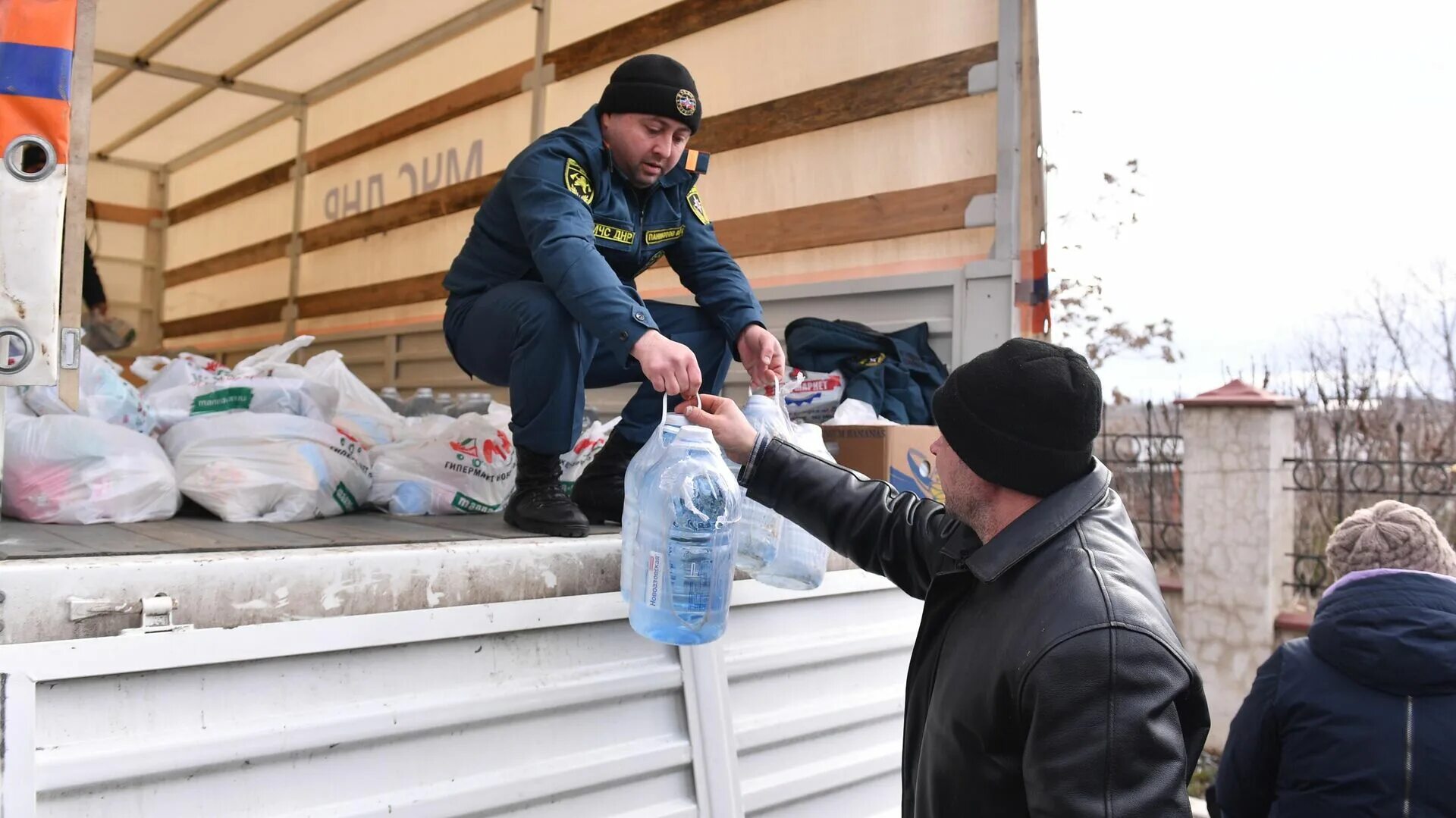 Что будет после помощи украине. Гуманитарная помощь. Сбор гуманитарной помощи. Гуманитарная помощь украинцам. Россияне.