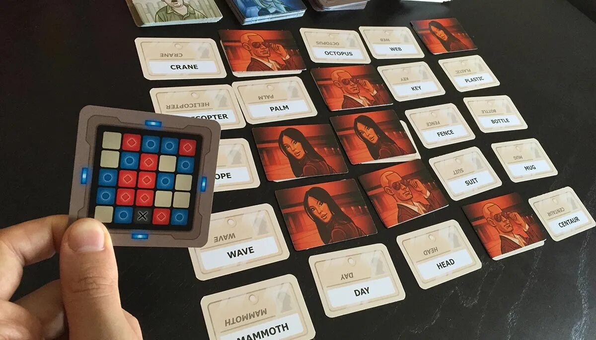 Codenames игра. Коднеймс настолка. Кодовые имена. Настольная карточная игра.