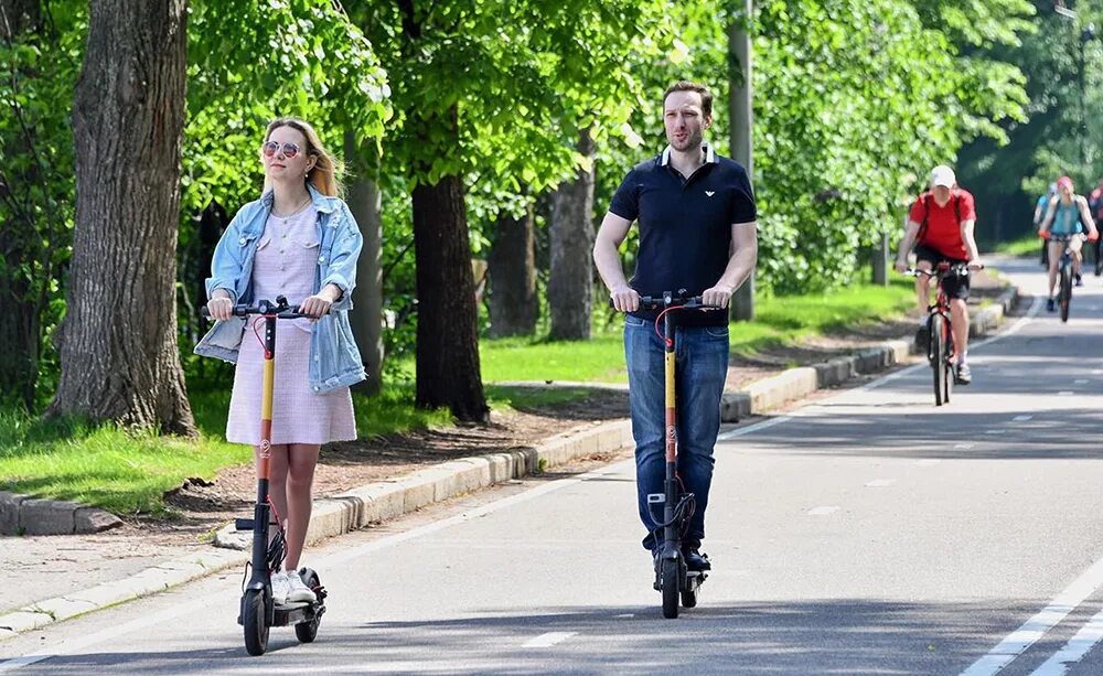 Самокат в парке. Электросамокаты в москве. Электросамокаты в парке москвы. Электросамокат скорость. Кикшеринг в москве.