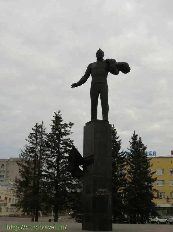 Г гагарин памятники. Памятник Гагарину в городе Гагарин. Г Гагарин Смоленской области памятник Гагарину. Памятник Гагарину в Гагарине Смоленской области. Памятники в Гагарине Смоленской области.