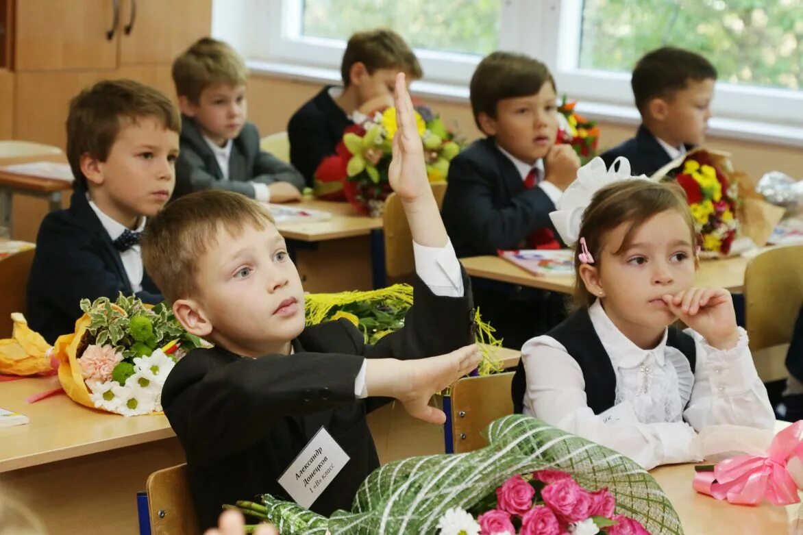 В первый класс через год. Школа первый класс. Школьники 1 класс. Начальная школа 1 класс. Фотосессия 1 класс в школе.