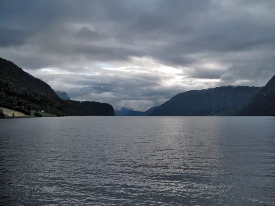 озеро фемунн в норвегии. озеро фемунн в норвегии. самое глубокое озеро в норвегии. глубокое озеро европы. норвегия озеро хорниндальсватнет.