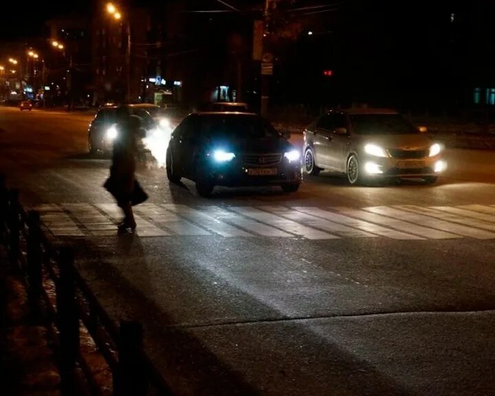 Пешеход ночью. Пешеход в темное время суток. Плохое освещение дорог. Пешеходный переход ночью. Дорожный знак темное время суток