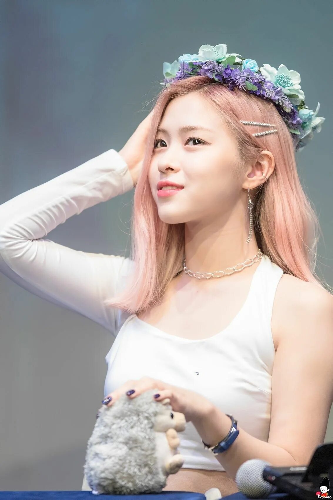 Itzy crown on my. Итзи вонаби. Юна итзи 2022. Айдол рюджин. Itzy участницы лиа.