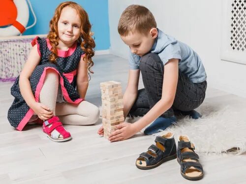 ботинки для мальчика. обувь для детей. детская обувь на ребенке. детская обувь фотосессия. детская обувь.