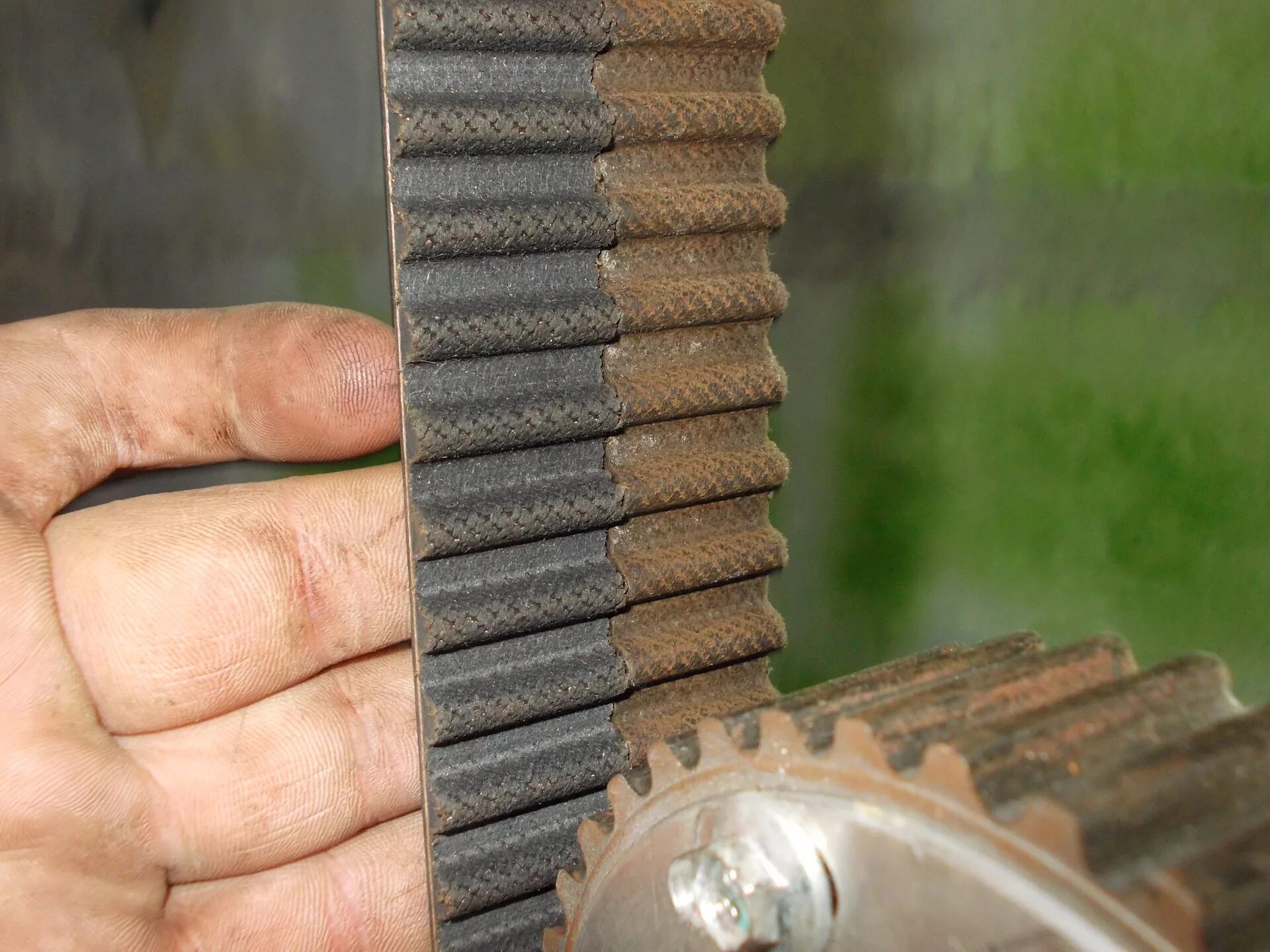 Изношенный ремень грм приора. Износ шестерни коленвала ваз 16 клапанов. Ремень грм на g4ac102603. Износ ремня грм 4g69. Изношенный ремень грм 2110.