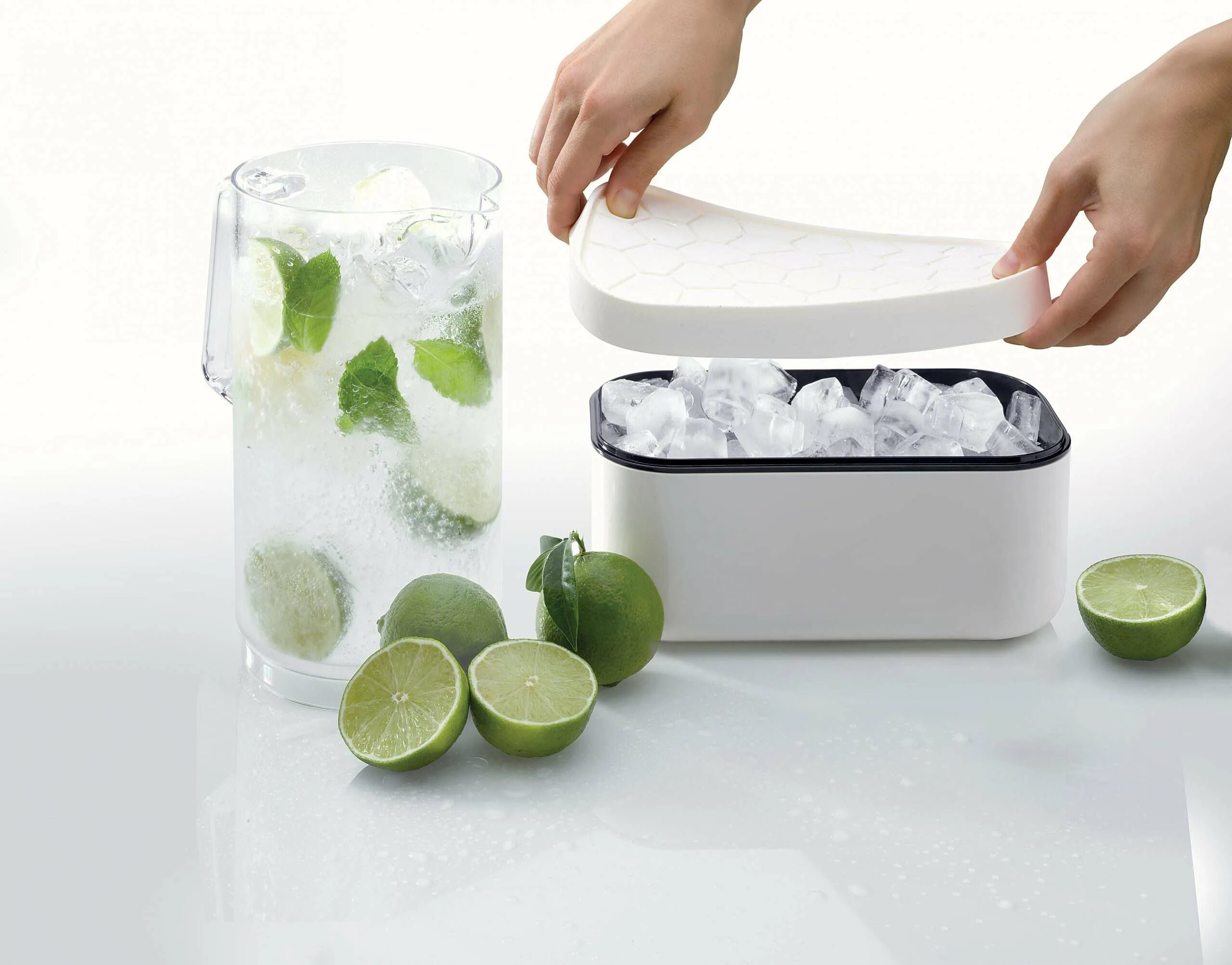 Ice cube method. Lékué Ice Box. Форма для заморозки льда. Емкость для заморозки льда.