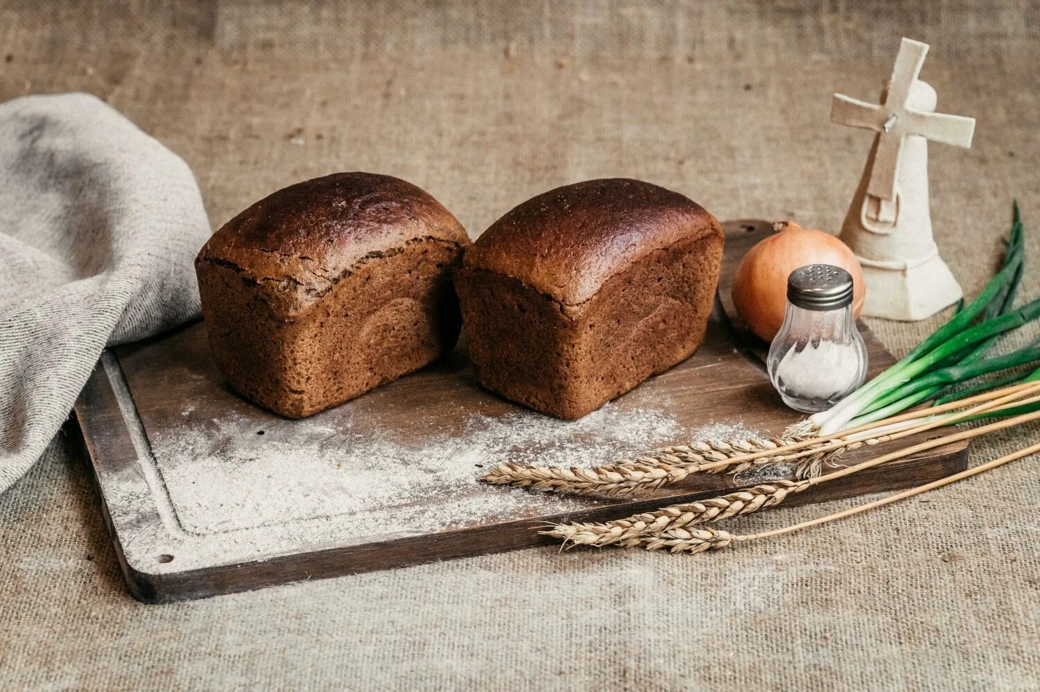 Ржано-пшеничный хлеб ржано-пшеничный хлеб. Хлеб ржано-пшеничный с тмином. Ржаной хлеб Бородинский. Пшенично-ржаной хлеб. Производство ржаного хлеба