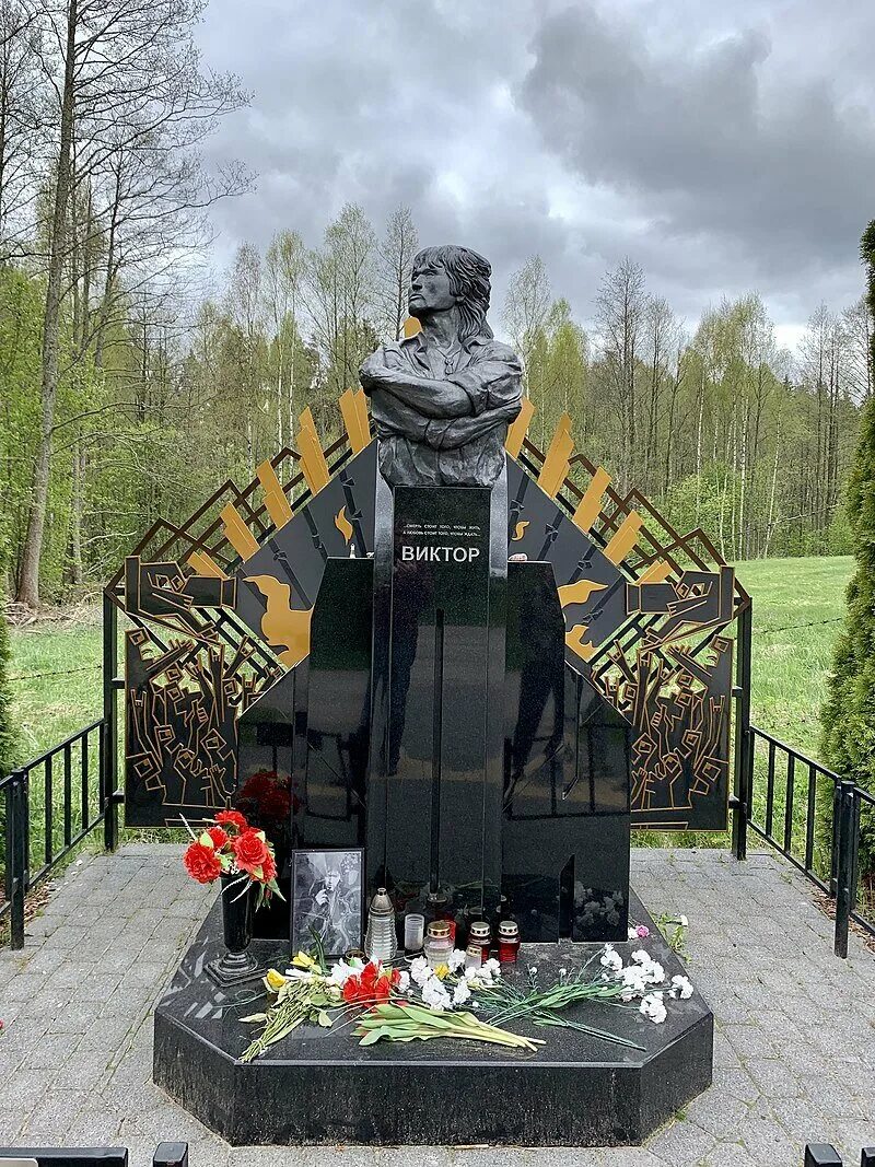 Памятник виктору цою в латвии. Цой жив тарков. Цой в латвии. Памятник цою в латвии. Цой в латвии.