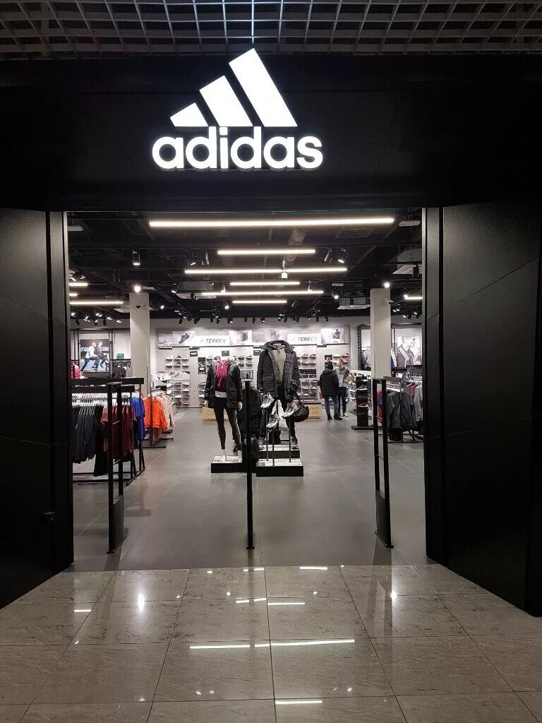 Адидас. Магазин адидас. Фирменный магазин адидас. Adidas одежда. Адидас тц