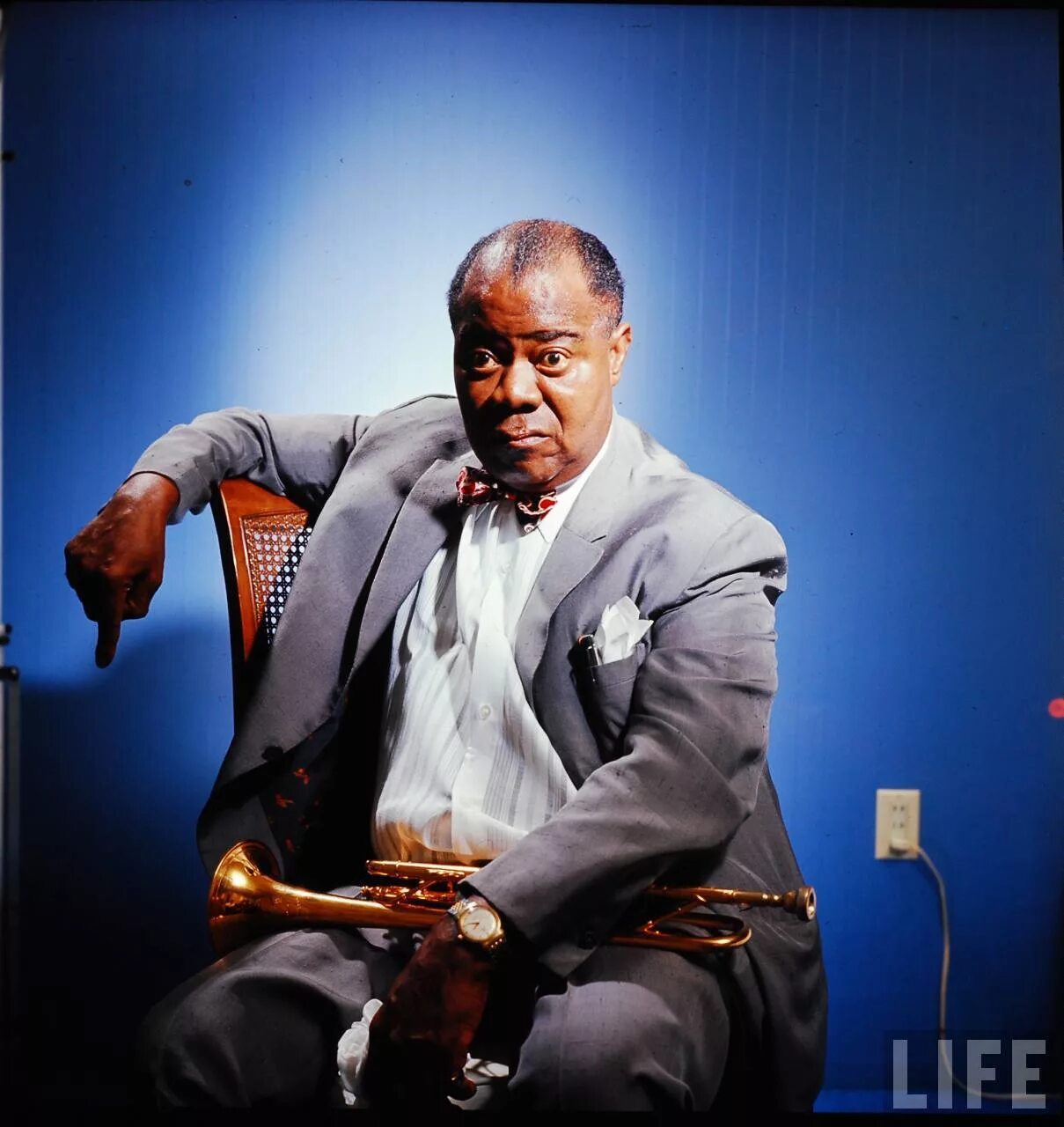 Трубач луи армстронг. Луи армстронг фото. Луи армстронг (louis armstrong). Трубач луи армстронг. Первый саксофон адольфа сакса.