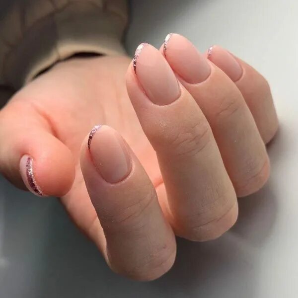 Ногти для школы нарощенные. Школьные ногти. Маникюр в школу. Прозрачные ногти короткие. Незаметный маникюр на коротких ногтях в школу.