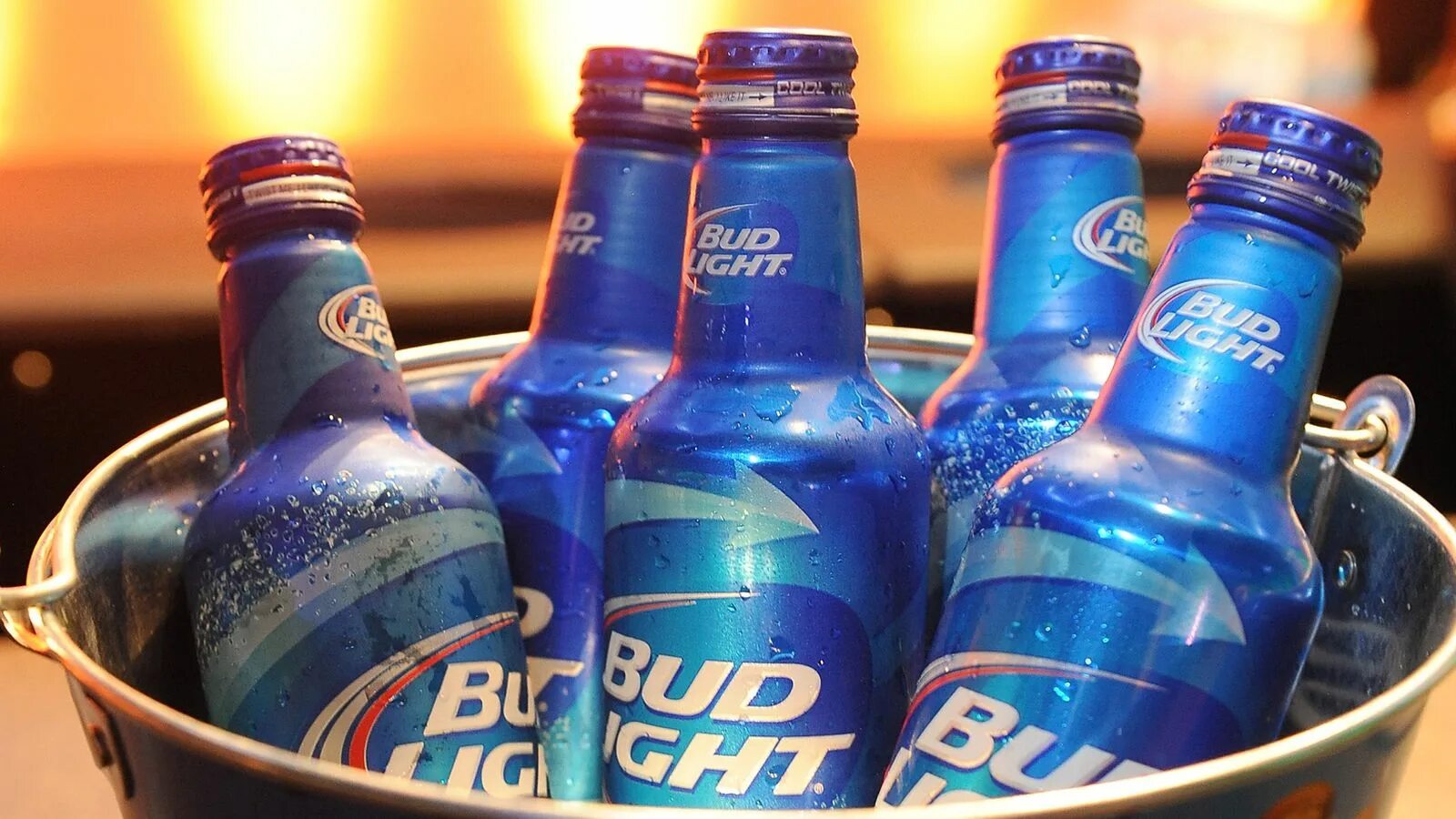 Bud Light пиво. БАД Лайт пиво. Пиво БАД Лайт безалкогольное. БАД синий пиво. Пиво bud light