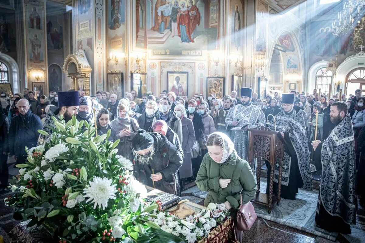 Страстная пятница в храме. Страстная седмица в храме. Чин погребения Плащаницы. Служба чина погребения Плащаницы.