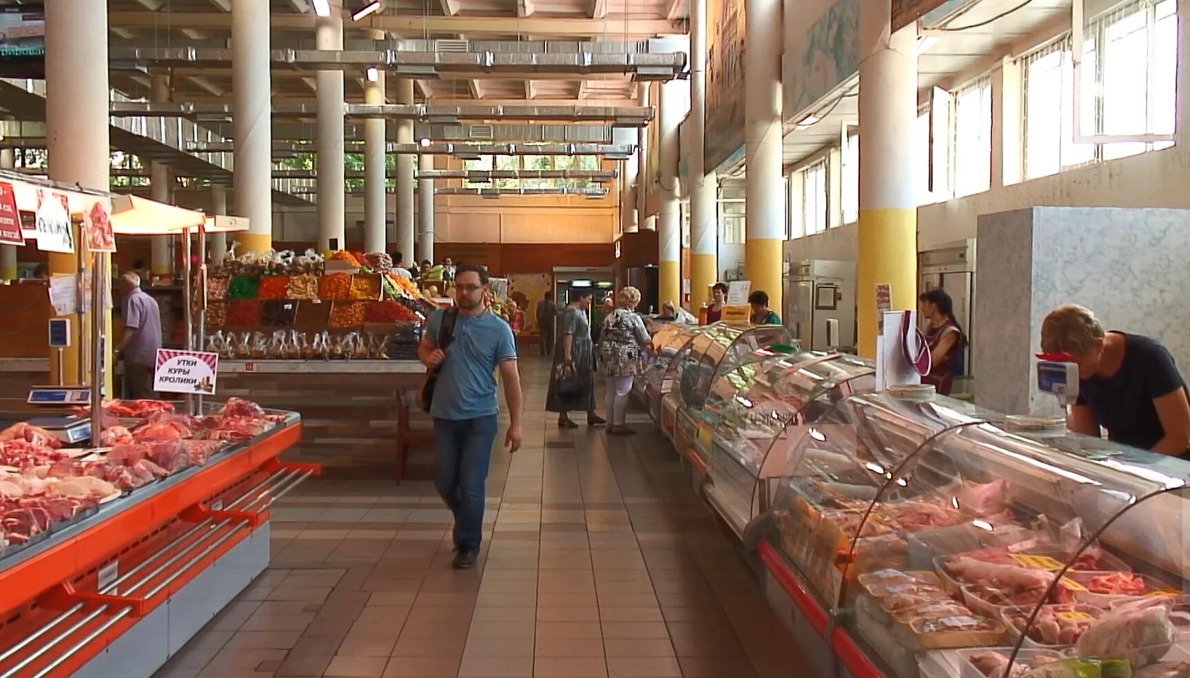 Продавец в павильон. Ярославский рынок в москве. На рынке. Рынки ярославля режим работы. Ярославский рынок в центре.