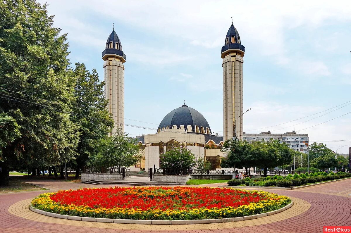 Республиканская соборная мечеть нальчик. Центральная мечеть нальчика. Соборная мечеть кбр. Столица кбр нальчик. Кбр город нальчик мечети.