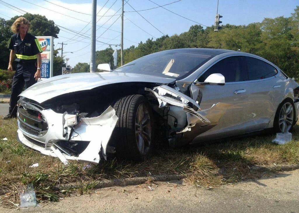 Tesla model x разбитый.