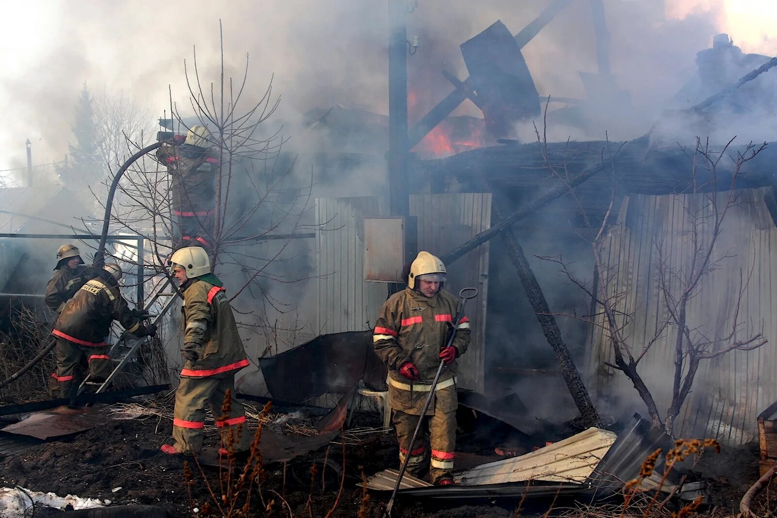 Пожары. Пожар в Самаре. Пожарные тушат пожар. Пожар в Самаре 02.04.2023. Миллер пожар