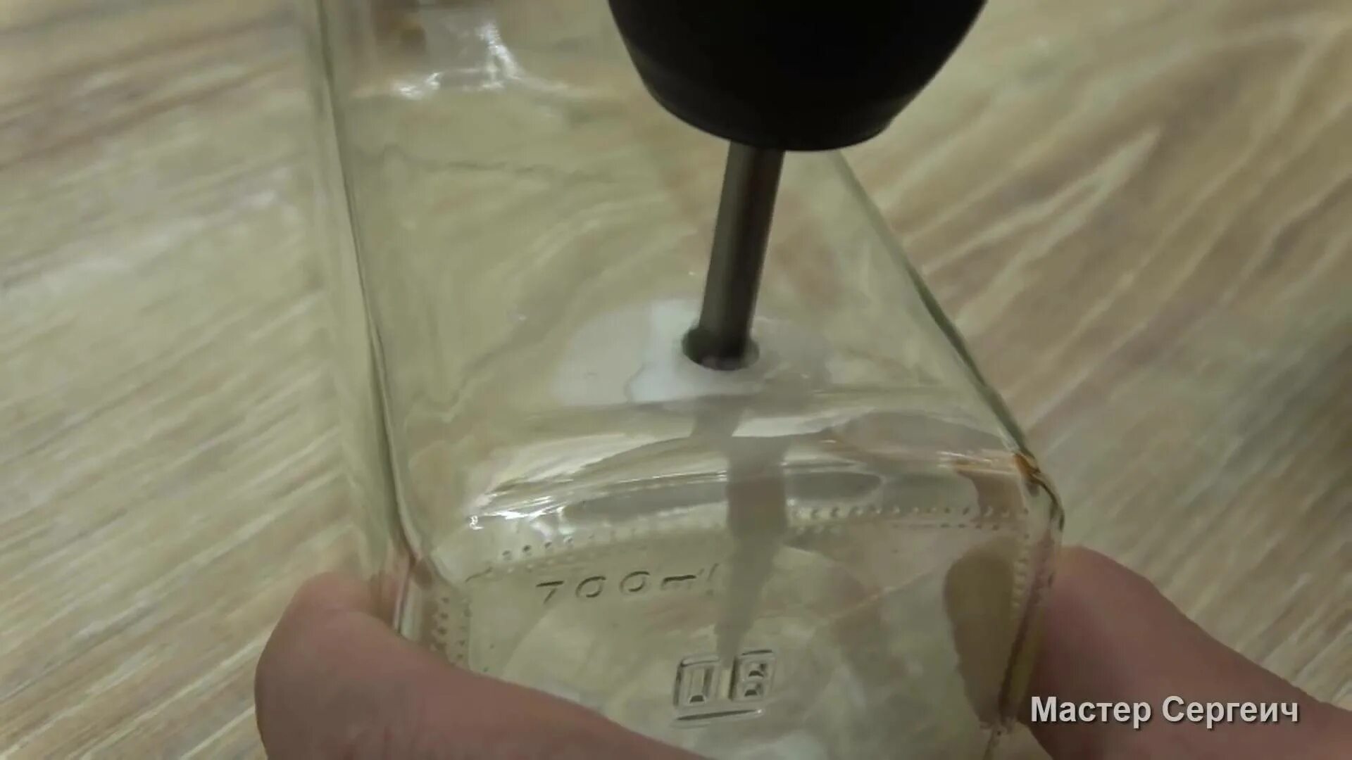Просверлить хрусталь. Сверление отверстий в стекле инструмент. Сверлим отверстие в бусине. Просверлить отверстие в стеклянной бутылке. Бутылка для сверления отверстий.