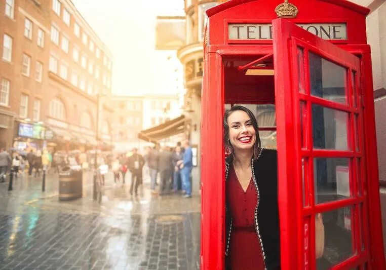 We live in london вопрос. She lives in london. Девушка на фоне лондона. She lives in london. Девушка в лондоне.