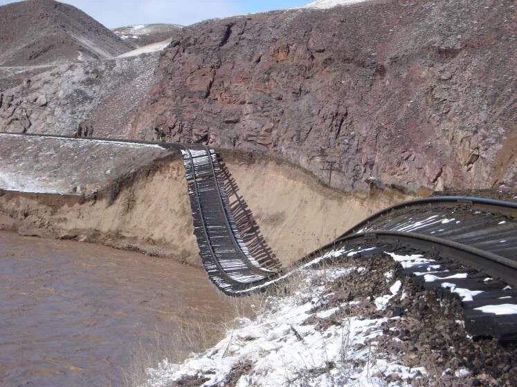 Дороги в сложных условиях. Оползни земляного полотна. Размыв земляного полотна. Оползень на железной дороге. Дамба насыпь.