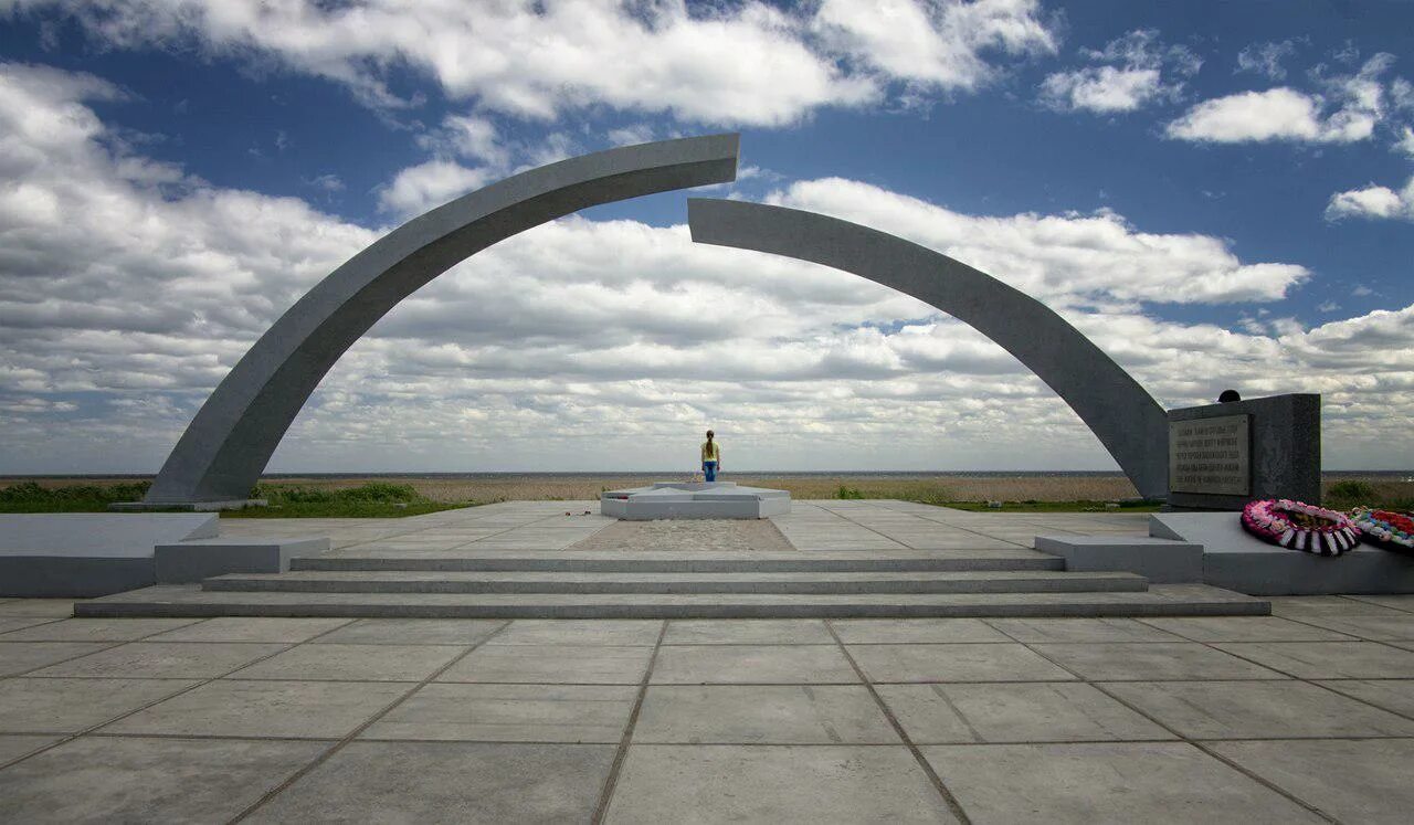 Блокадное кольцо. Разорванное кольцо блокады ленинграда. Памятник разорванное кольцо блокады ленинграда. Памятник разорванное кольцо блокады ленинграда. Блокада ленинграда монумент разорванное кольцо.