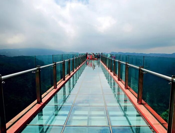 Стеклянный мост тайланд. Стеклянный мост Чжанцзяцзе, Китай. Янцзы город стеклянный мост. Национальный парк Чжанцзяцзе стеклянный мост. Стеклянный мост Хуньчунь.