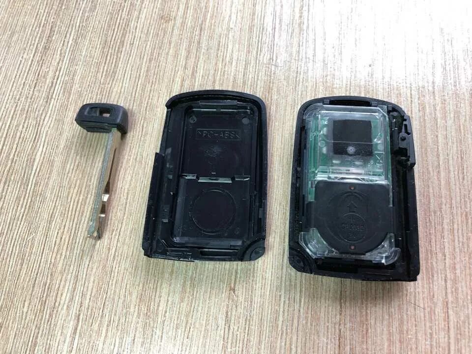 Батарейка в ключ тойота камри v50. Батарейка в ключ тойота камри v55. Как поменять батарейку в ключе камри. 4. Батарейка в ключе тойота камри 70.