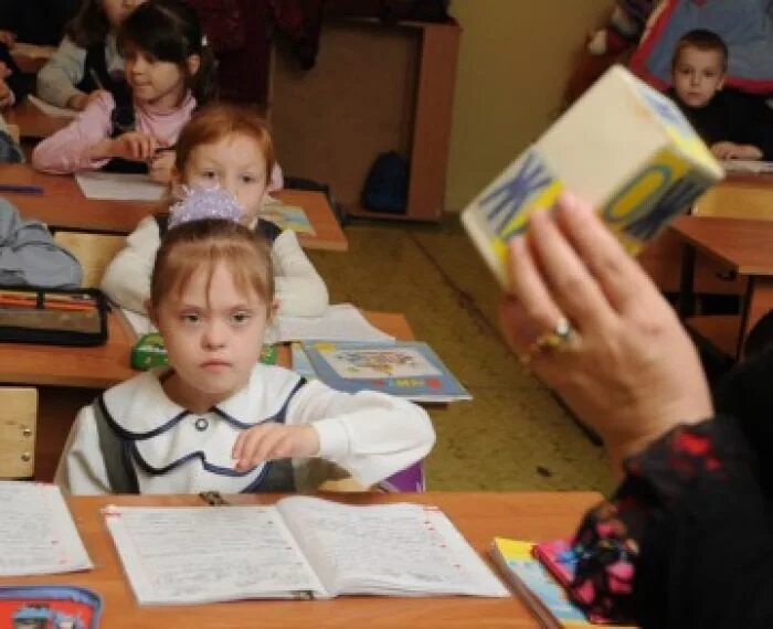 Дети с синдромом Дауна в школе. Дети дауны в школе. Школа для даунов. Школы для детей даунов.