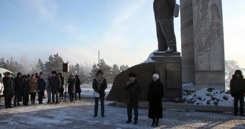 Выборы город братск. Памятник наймушину в братске. 12 декабря братск.