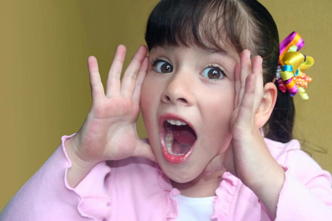 Открой ротик малыш. Мальчик улыбается. Открой ротик малыш. Открой ротик малыш. Девочка с открытым ртом.