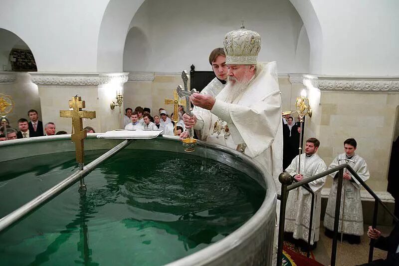 Как правильно освятить святой водой. Освящение воды. Освящение воды на крещение. Освещение воды в церкви на крещение.