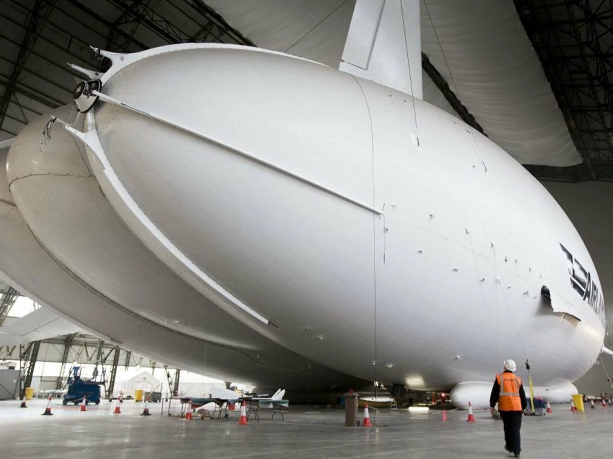 Самая огромная 18. Дирижабль Airlander 10. Дирижабль Airlander 10 внутри. Самый большой дирижабль Airlander. Airlander 10 крушение.