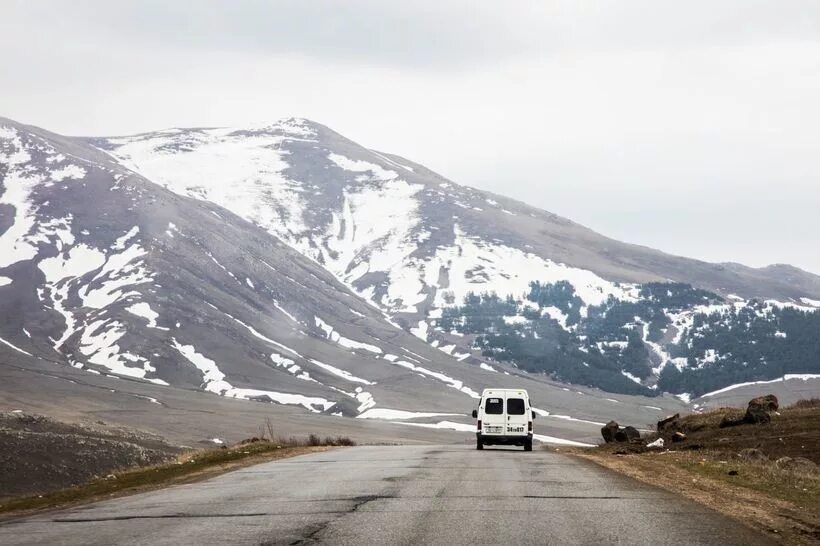 Можно ехать в армению. Севанский перевал в Армении. Дорога Ереван Спитак. Армения дороги на горах. Перевал Спитак.