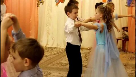 Танец вальс в саду