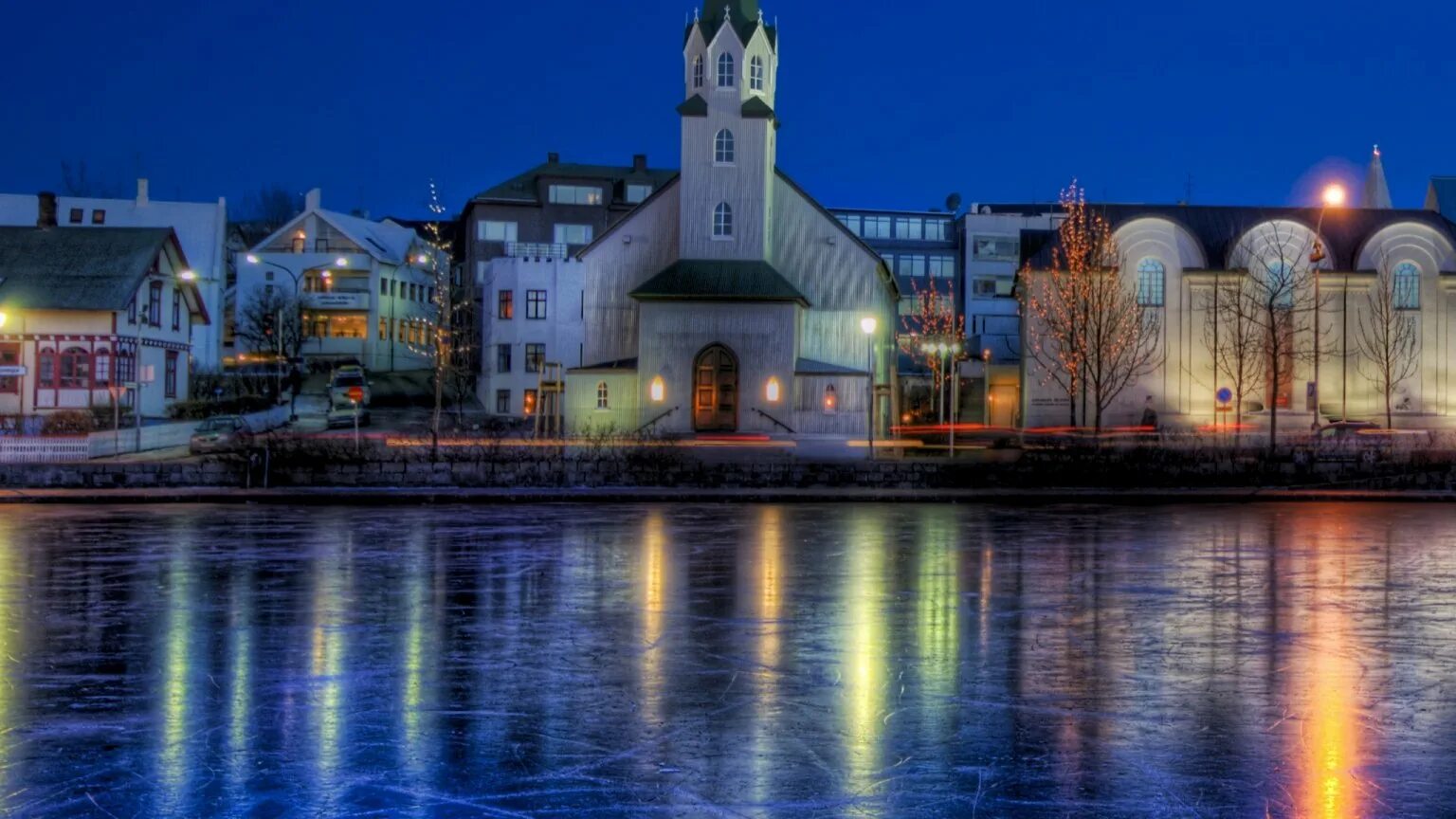 Рейкьявик столица исландии фото. Ночной рейкьявик. Рейкьявик. Рейкьявик столица. Рейкьявик 3.