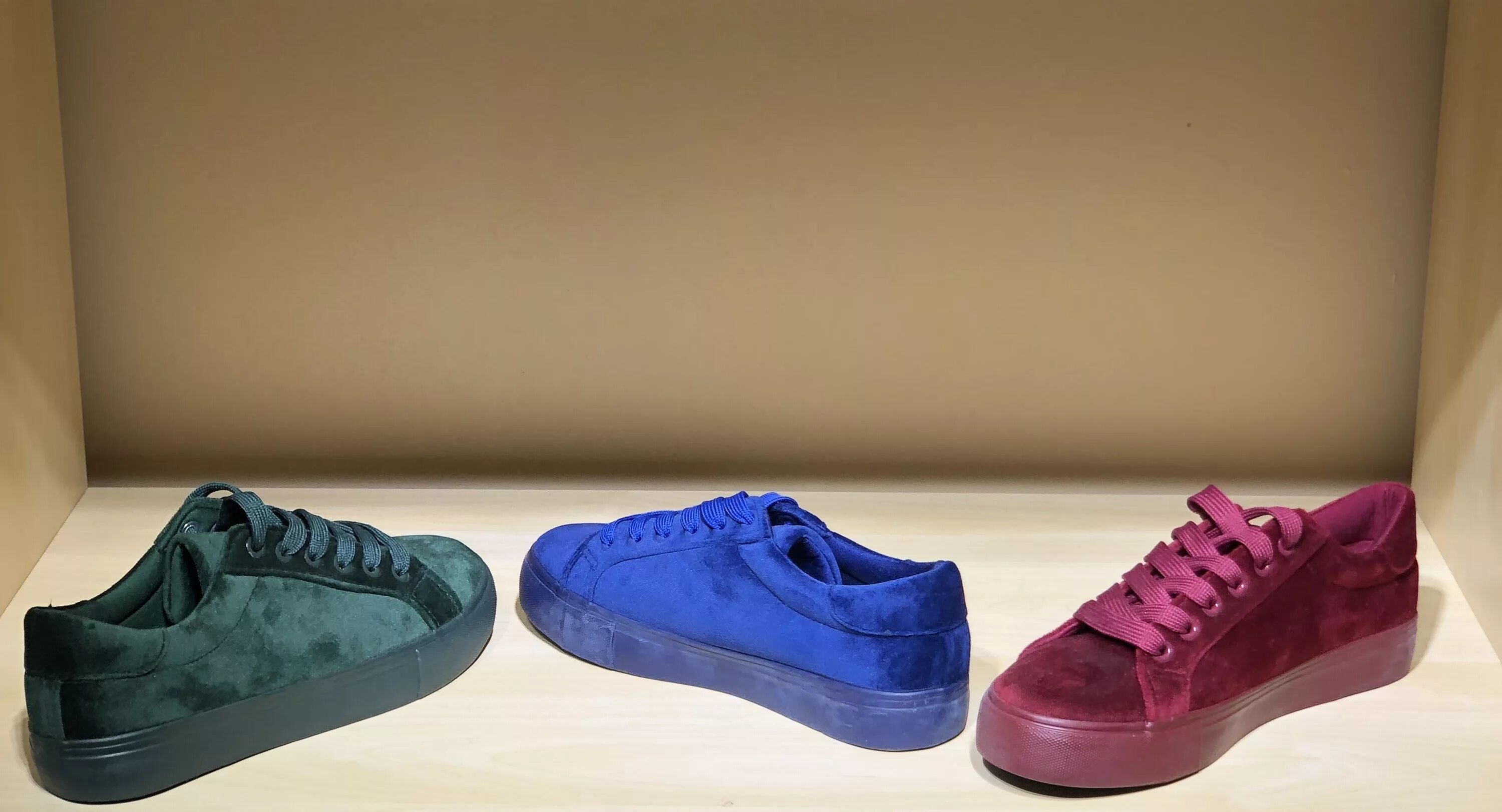 Велюровые кроссовки женские. Nike cortez бордовые. Кроссовки фаворит. Кроссовки велюр. Nike велюровые кроссовки.