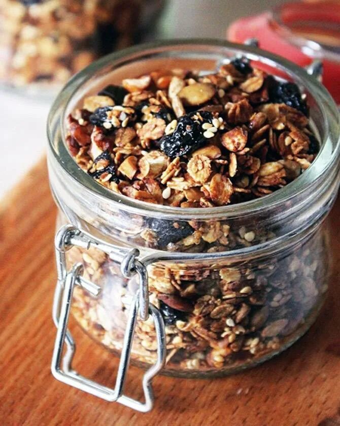 Гранола в домашних условиях в духовке. Овсянка с гранолой. Granola мюсли. Гранола с орехами. Гранола с сухофруктами.