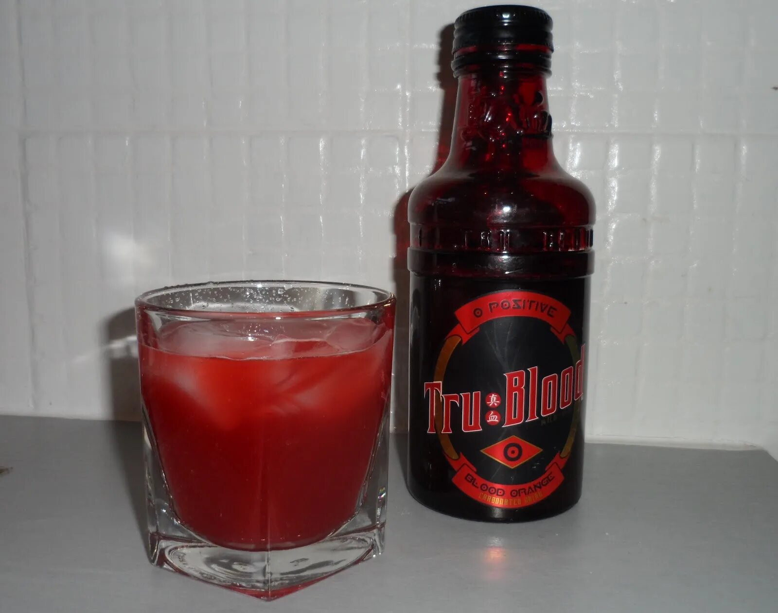 True drinks. Пивной вампир. Пиво в крови. Бутылка настоящей крови.