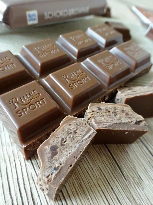 Шоколад ritter sport молочный с печеньем и орехами 100 г. Шоколад со вкусом брауни. Риттер спорт молочный шоколад. Риттер спорт на белом фоне. Киндер брауни фото.
