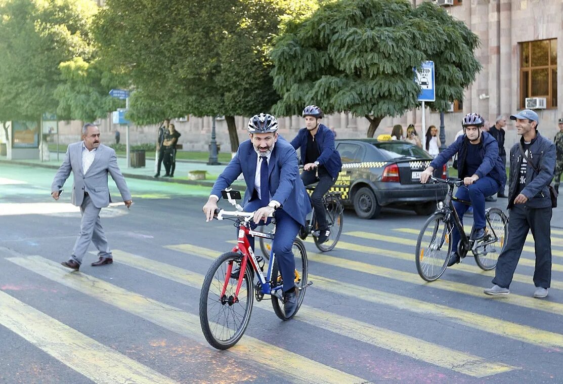 Ездить насколько. Пашинян на велосипеде. Кортеж из велосипедов. На велосипеде по Армении. Армянин на велосипеде.