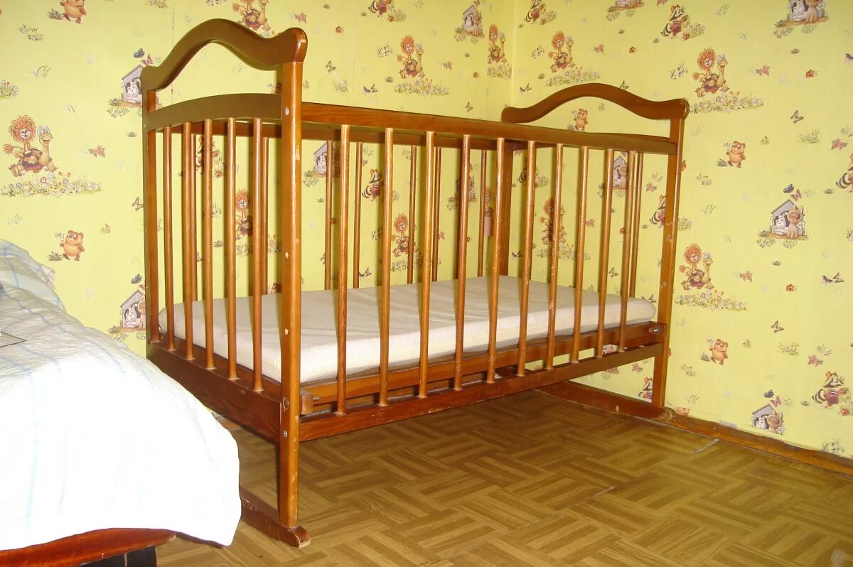 Детская кроватка с матрасом. Бэушные кроватки детские. Детская кровать б/у. Детская кроватка б/у.