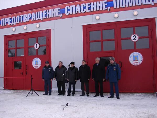 Ворота пожарного депо. Пожарное депо фасад. Ворота в пожарном ДЭПО Размеры. Ворота здания пожарного депо.