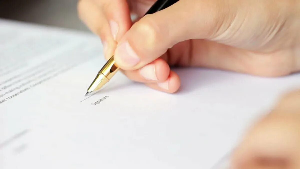 Подпись документов. Рука подписывает. Рука подпись документа. Рука подписывает документ. Signing page